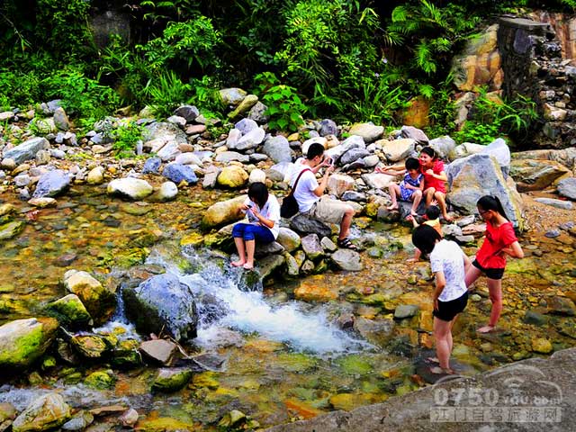 清远太和古洞自驾游推荐: 推荐1:太和古洞风景区既可拜神求福,又可游