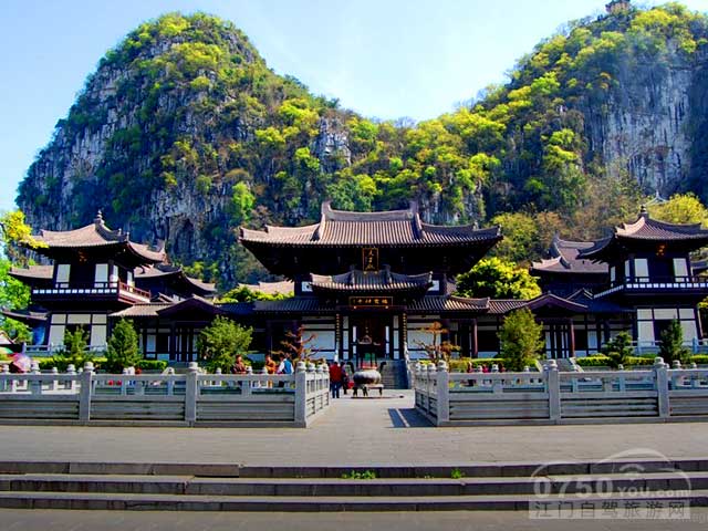 栖霞寺,为中国目前最大保存最完整的一所唐式风格寺庙,至今一千多年